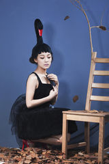 组图：王熹蛮黑天鹅造型 幻化落叶中的精灵