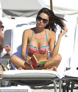 组图：巴西超模茱莉亚挺胸战海浪 尴尬不停乔衣