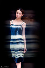 组图：施艳飞登封面显纯美 宅女神展别样韵味