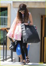 组图：赛琳娜嬉皮风休闲逛街 大包小包收获颇丰