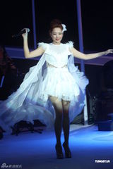 组图：A-Lin台北唱天后歌 大秀120公分修长美腿