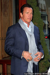 组图：施瓦辛格亮相纽约街头优雅绅士