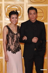 组图：陈茵媺身着蕾丝拼接裙牵手吴卓羲走红毯