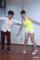 组图：曾昱嘉将开唱压力大 郭书瑶亲自下厨煮补品