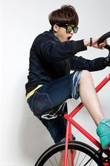 组图：MIC男团拍摄极限大片 潮范儿装扮势不可挡