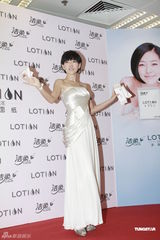 高清组图：徐熙娣可爱短发做代言 一身白裙现场起舞