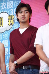 组图：陈柏霖新片变身宅男 获陈意涵公开示爱