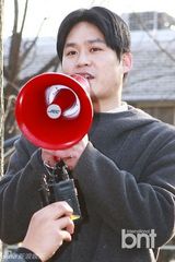 组图：金成钧孙湖竣着94复古装现身闹市送拥抱