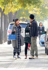 组图：前超女唐笑“有馅”产检 老公婆婆齐陪同