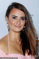 电影《重生》首映 佩内洛普粉裙秀丰腴身段