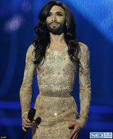 组图：变性歌手身穿华美金裙 满脸络腮胡吓cry