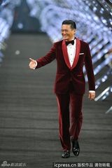 组图：周润发红西装走秀气场足 寿星获赠礼物心情好