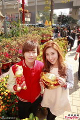 组图：罗力威许靖韵新年逛花市寄望马年创高峰