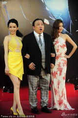 组图：王晶携两女伴亮相红毯 西装革履绅士范