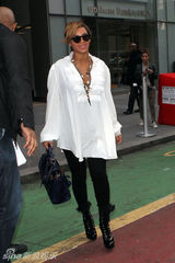 组图：准妈妈碧昂斯白衫现身孕味足 仍穿高跟鞋