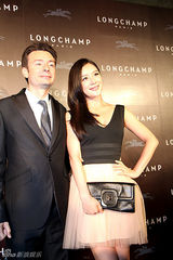 组图：袁姗姗时尚活动性感露背秀纹身