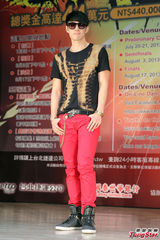 组图：吴建豪不惧跳水危险 盼能放假休息