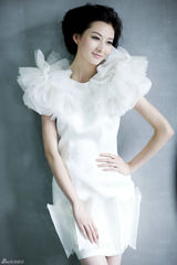 组图：杨亚拍梦幻写真清新自然显娇俏