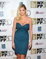 组图：超模阿普顿低胸晚装丰胸诱人