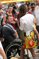 组图：贝嫂携儿女现身机场 哥哥们护花小七抢镜