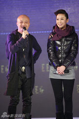 幻灯图：水木年华签约英皇 杨受成携礼物到场祝贺