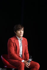 高清组图：李秉宪穿大红正装宣传《赤焰2》