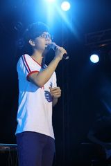 组图：胡夏音乐学院唱红歌 复古着装气质斯文