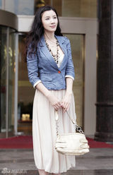 组图：徐立街拍LOOK灰色小外套搭长裙