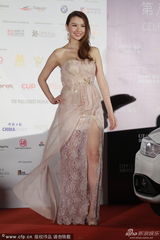 组图：香港嫩模钟采羲现身 粉色纱裙秀美腿