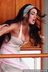 组图：林赛着爆乳吊带裙撕打不慎露半球