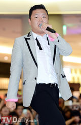 组图：韩歌星Psy与粉丝亲密接触展开激情四射表演