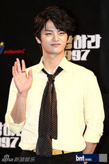 组图：韩新老偶像歌手齐聚《回应吧1997》发布会