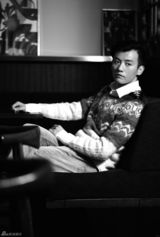 组图：是安黑白大片演绎文艺理想男 玩转时空倒影