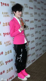 高清图：群星中歌榜后台亮相展示奖杯