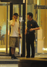 独家：葛优会友吃饭 酒店门口抽雪茄热聊