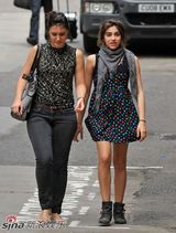 高清组图：麦当娜女儿现身伦敦 牙套妹笑容羞涩