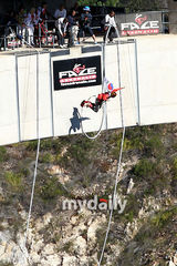 幻灯图： SBS《太极旗飘扬》南非拍摄 挑战蹦极