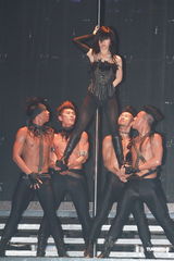 组图：G.E.M.红馆演唱会落幕 方大同助阵尾场