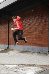组图：李易峰曝街拍写真 阳光暖男春意袭人