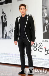 组图：金亨俊携手多顺等宣传《爱情乘歌而来》