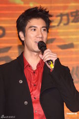 组图：王力宏为小巨蛋个唱造势 为武术表演勤健身