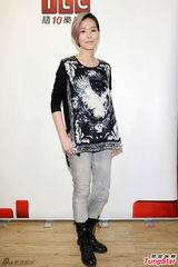 组图：张悬短发炫彩亮相 呼吁大家伸出援手