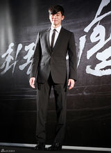 高清组图：朴海日宣传新片《弓》 文彩苑甜美亮相