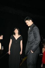 组图：姚明夫妇慈善晚宴恩爱亮相 叶莉孕味十足