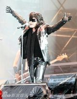 组图：摇滚乐队X-JAPAN完全复活 横滨开唱气氛爆棚