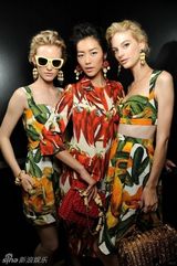 组图：斯嘉丽-约翰逊亮相秀场 熊黛林同场斗艳