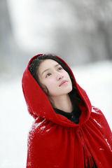 组图：苏青冬日唯美写真 演绎小红帽雪城之恋