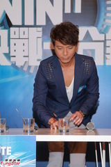 组图：李克勤回无线主持《决战一分钟》