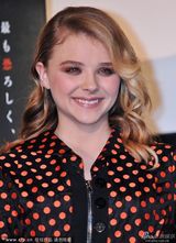 组图：《魔女嘉莉》记者会 科洛波点裙复古迷人