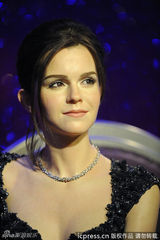 组图：艾玛-沃特森蜡像揭幕 深V礼服性感抢镜